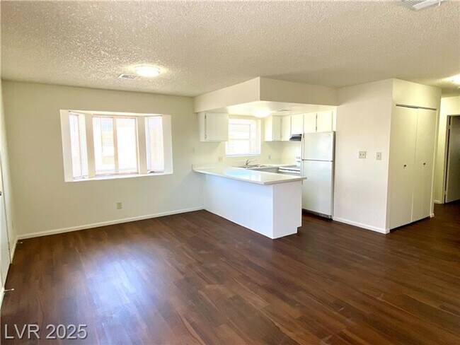 Building Photo - 2 Bed 2 Bth condo unit close to UNLV-***2 WEEKS FREE***