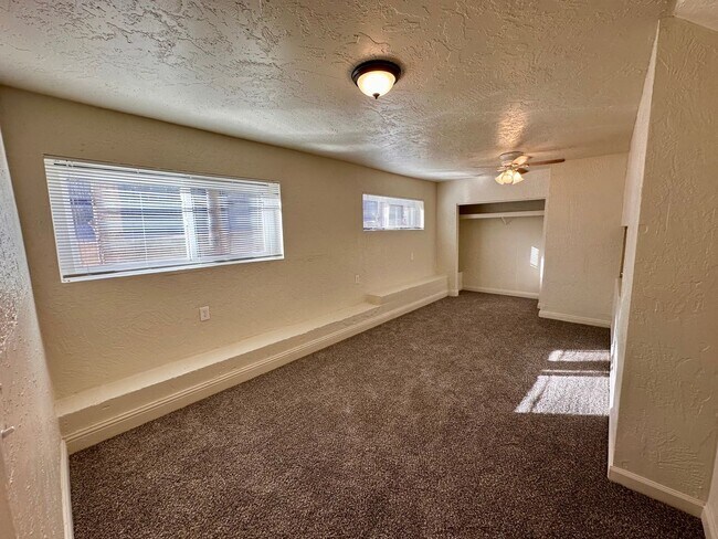 Building Photo - LARGE DOWNSTAIRS CORNER UNIT 2 BED 1 BATH ...