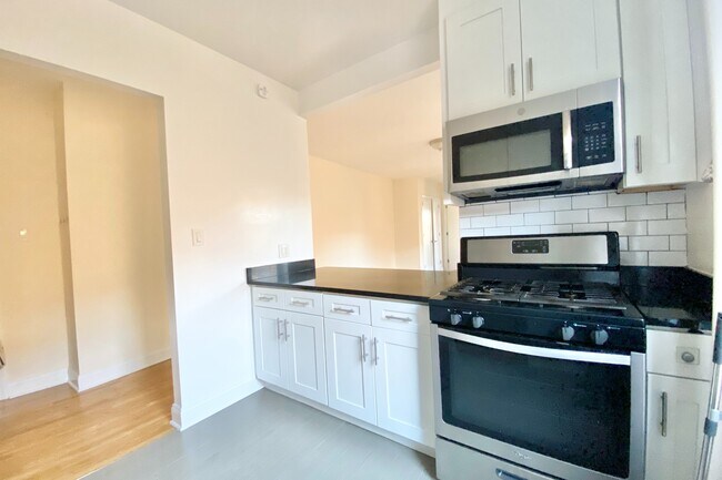 Building Photo - 105 Pinehurst Ave