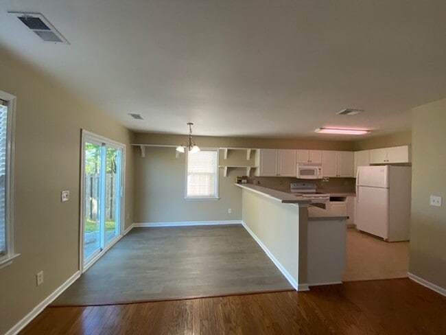 Building Photo - Charming 3 bedroom 2 bath home in Windsor park