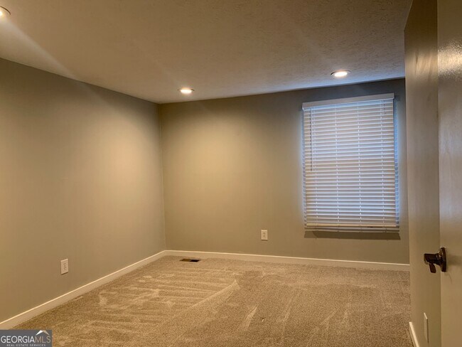 Building Photo - 9695 N Pond Cir