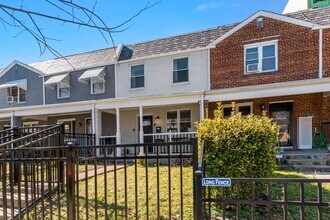 Building Photo - Recently Updated, 2 bed 2 1/2 Bath with Fe...