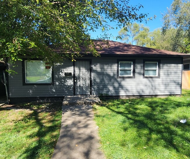 Building Photo - 864 E 35th Ct