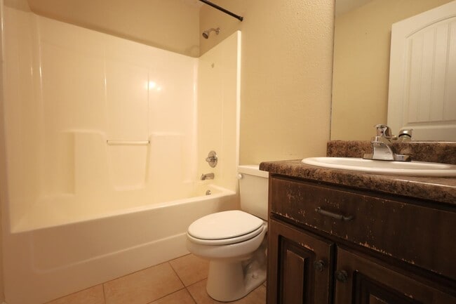 Building Photo - 5307 Vine Dr