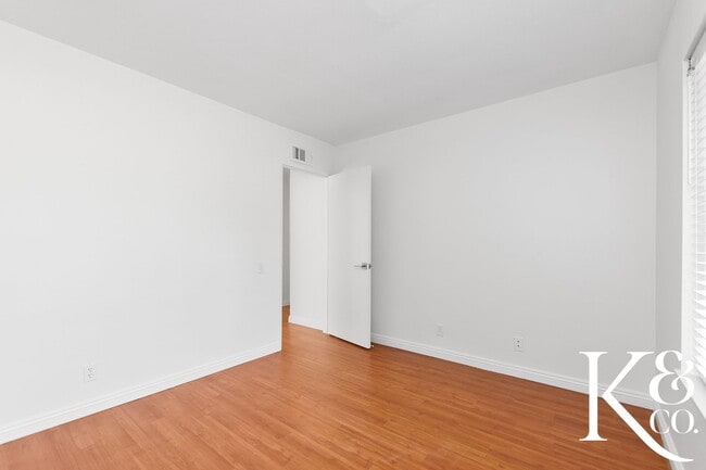 Building Photo - 559 W Avenida De Las Flores