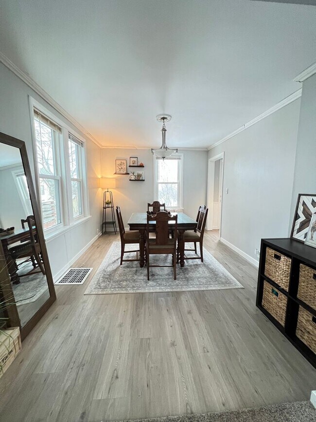 Building Photo - AVAILABLE JUNE 2026 - Renovated 3 Bed 1 Bath Home in East Duluth