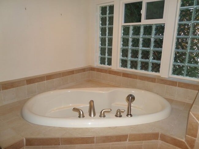 Building Photo - GREAT NEW PRICE! Gorgeous 6-Bedroom Home on 5 Acres with Tons of Privacy in Issaquah!!