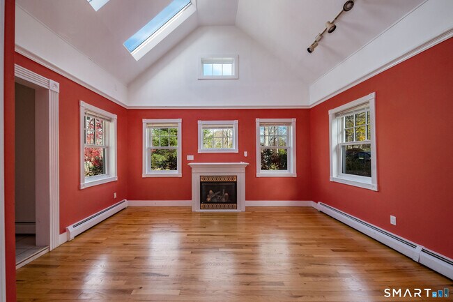 Building Photo - 90 Boston Post Rd