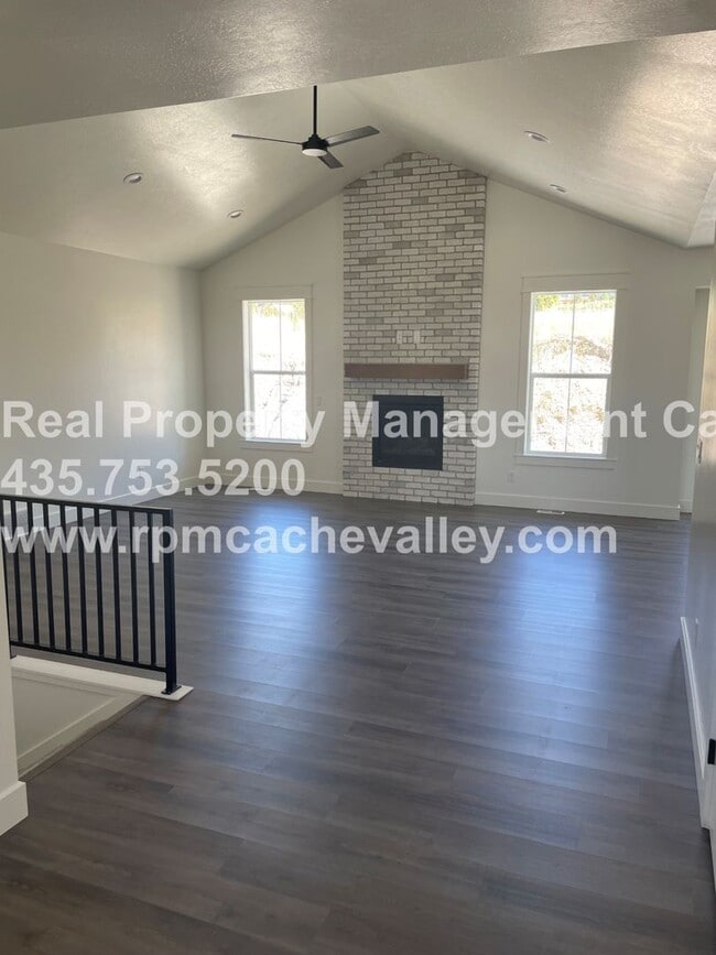 Building Photo - Gorgeous 3 br 2 bath home in Hyde Park! Ha...