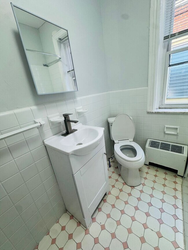 Building Photo - Large 4 bd Remodeled Section 8 Home!! Sect...