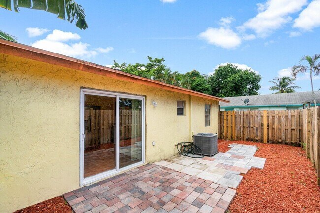 Building Photo - 4787 Gulfstream Rd