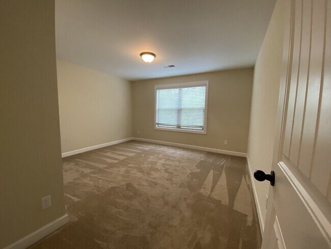 Building Photo - Modern Townhome Close to MTSU