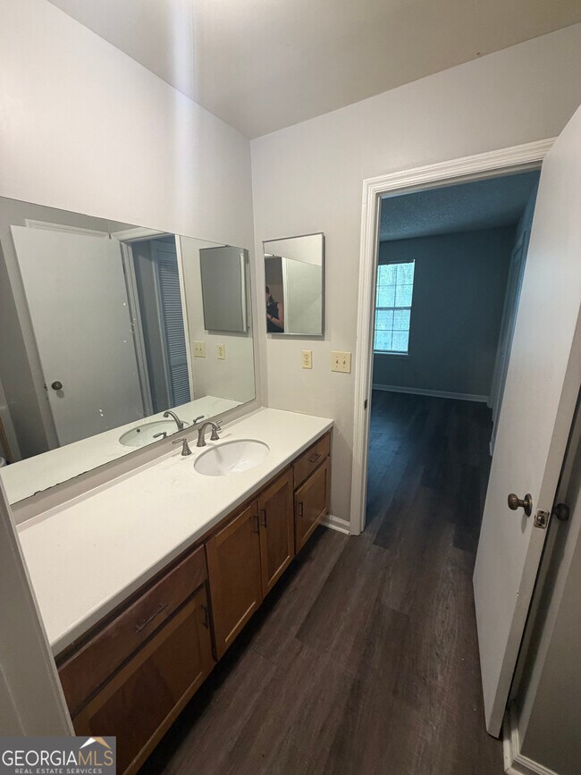 Building Photo - 425 Admiral's Walk Dr