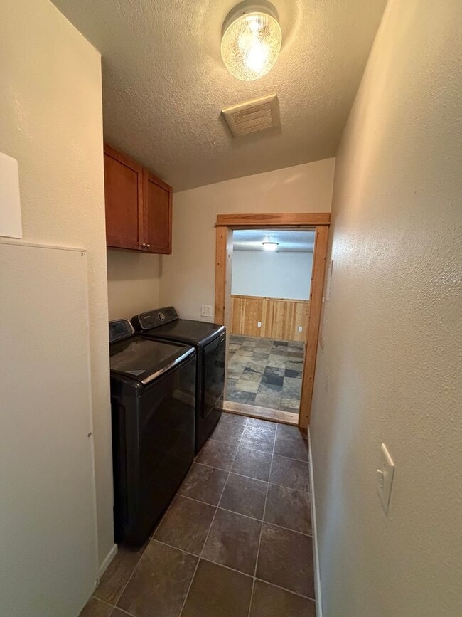 Building Photo - Spacious 3 Bed 2 Bath Springfield Home With Bonus Room and Extra Storage
