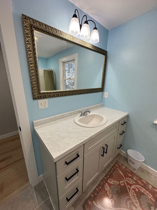 Building Photo - 1 Bedroom Furnished Apartment in Rindge