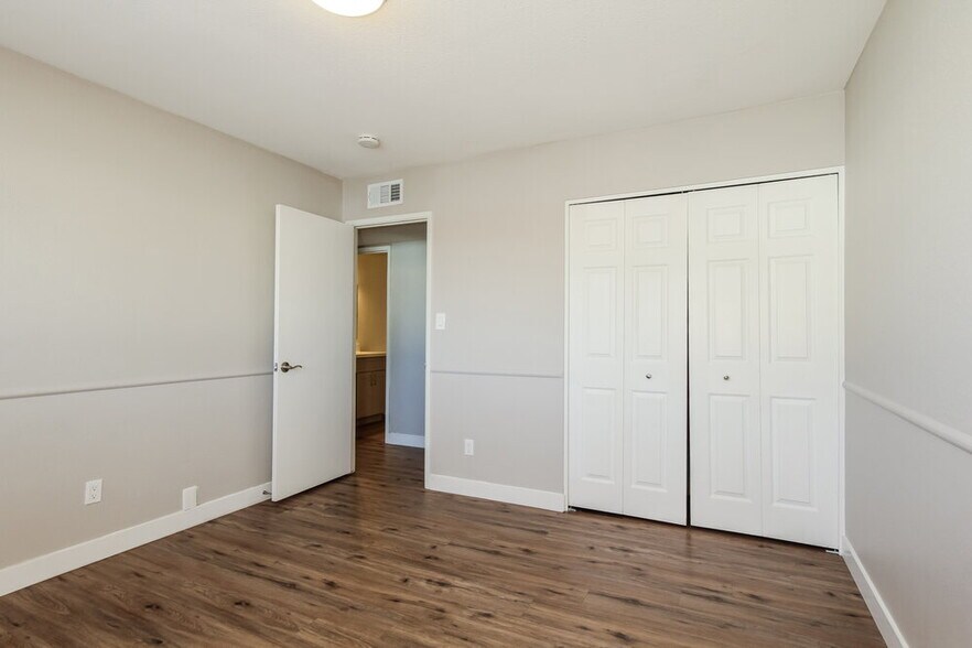 Building Photo - 4325 W Solano Dr N