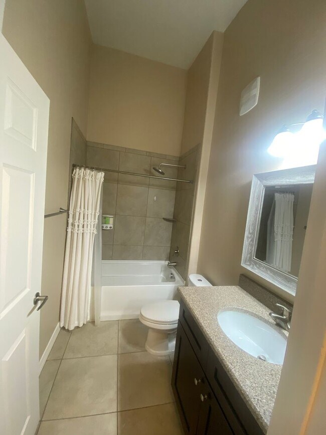 Building Photo - Spacious and Updated 3 Bed/2 Bath Condo w/Garage - Mesa