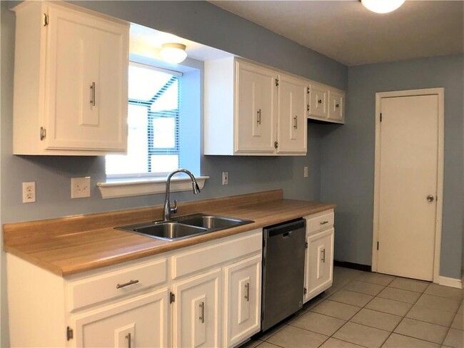 Building Photo - 603 Lake Sardis Dr