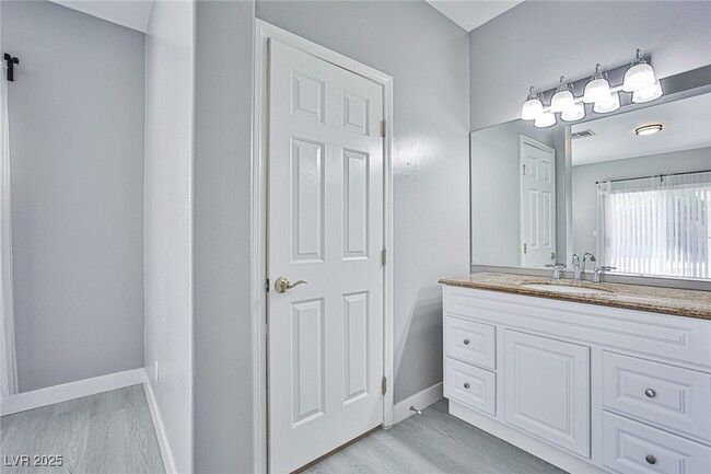 Building Photo - 705 Trixis Pl