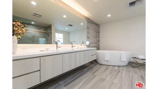 Building Photo - 1050 S Grand Ave