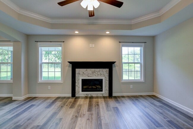Building Photo - Huge 5 bed 3 ba.  Gorgeous House Near Post...