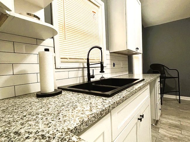 Building Photo - Abner Place