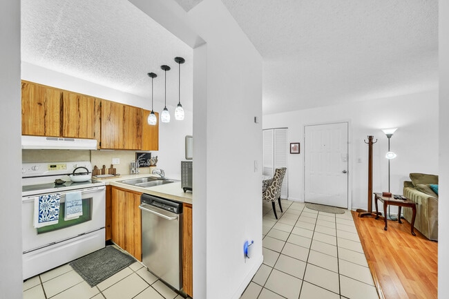 Building Photo - 3402 Gardens E Dr