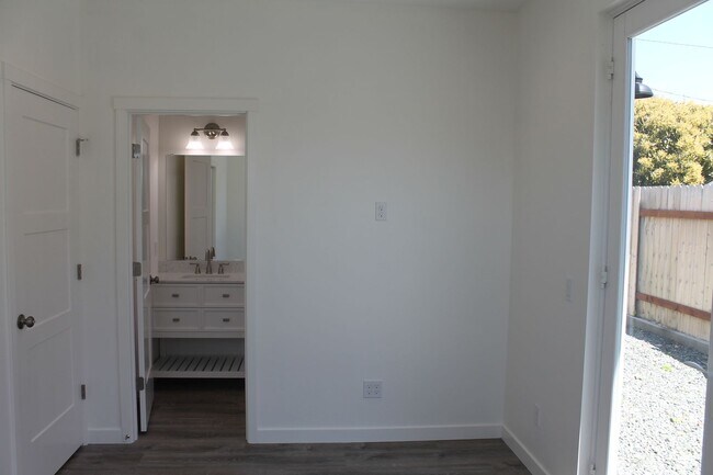 Building Photo - New and clean rear unit in duplex