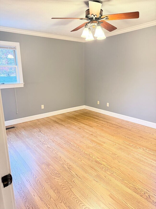 Building Photo - Beautiful brick, ranch home in the Enka School district. 3 bedrooms, 2 bathrooms!