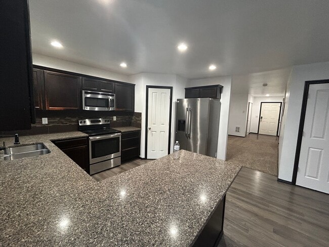 Building Photo - Large 4 bedroom 2.5 bath