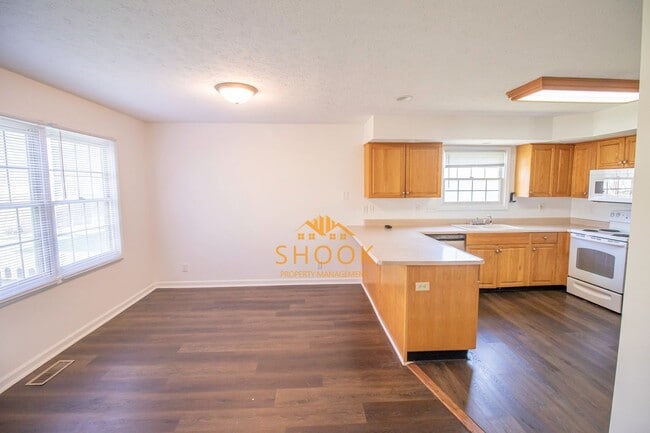 Building Photo - LARGE TOWNHOME - LOTS OF SPACE!