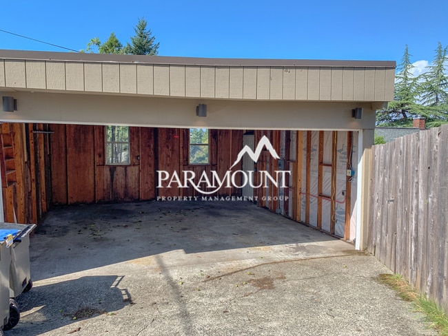 Building Photo - 3 Bedroom with Detached Garage and Office!