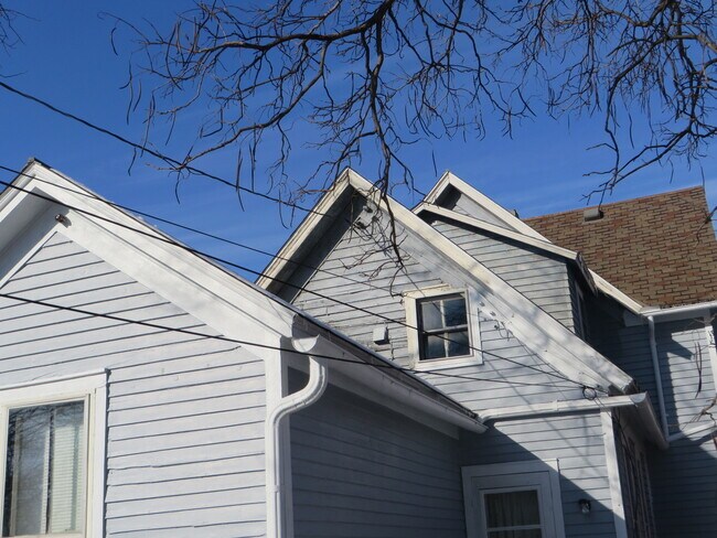 Building Photo - Large Three Bedroom, 1.5 Bathroom Home hal...