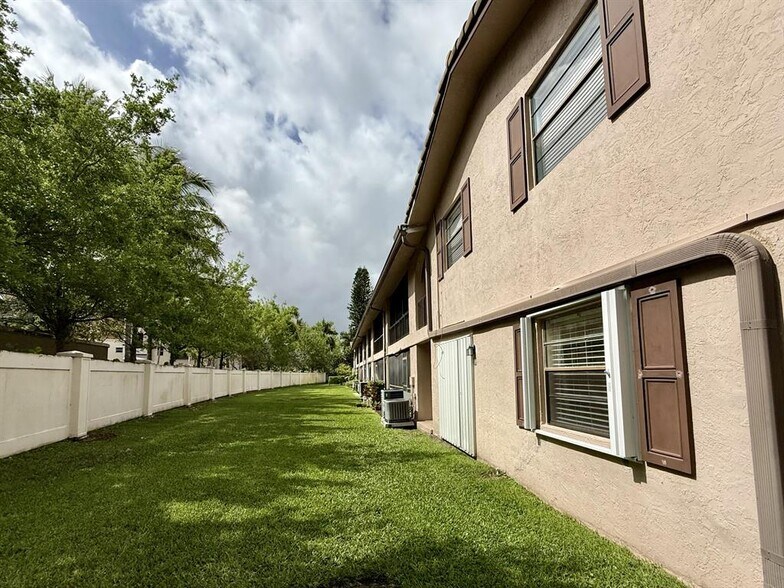 Building Photo - 3307 NW 108th Dr