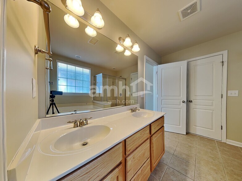 Building Photo - 13527 Provincial Ct
