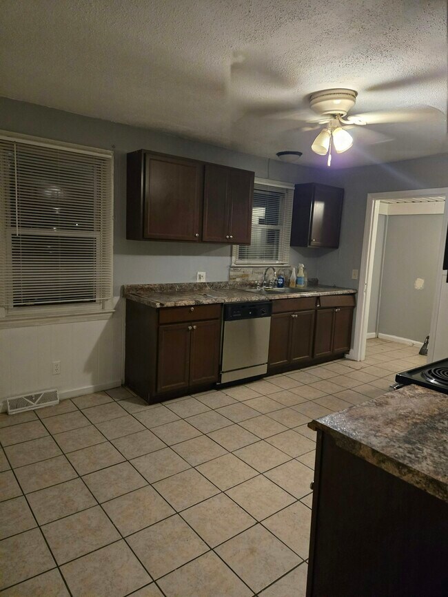 Building Photo - 3602 Rose Dr