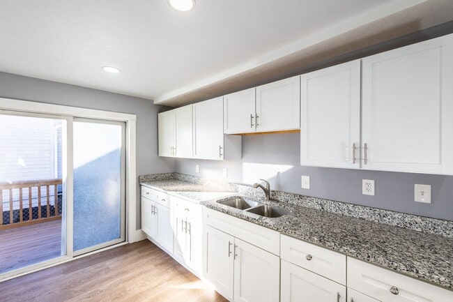 Building Photo - Updated 2 Bed/1 Bath Home with Spacious Detached Garage.