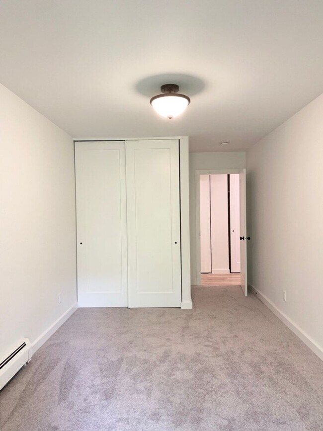 Building Photo - Beautiful 2 Bedroom Two Mile Creek Condo ; Remodeled and Updated right next to Rayback