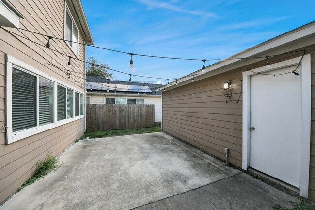 Building Photo - 1536 Kew Garden Dr