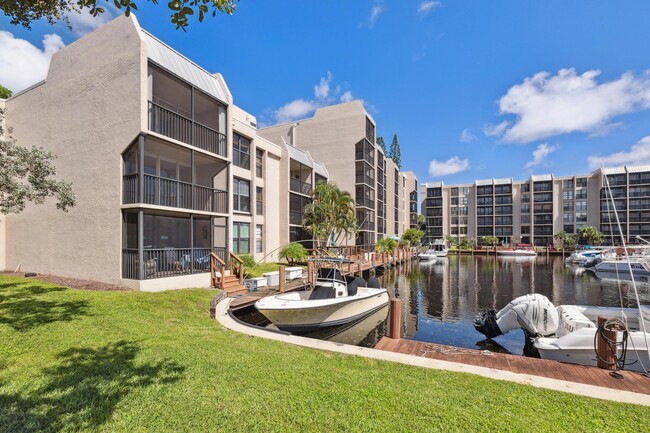 Building Photo - 4 Royal Palm Way