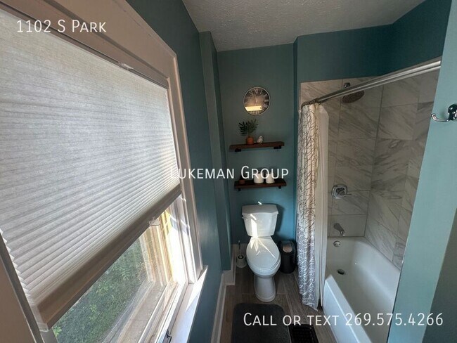 Building Photo - 1102 S Park-