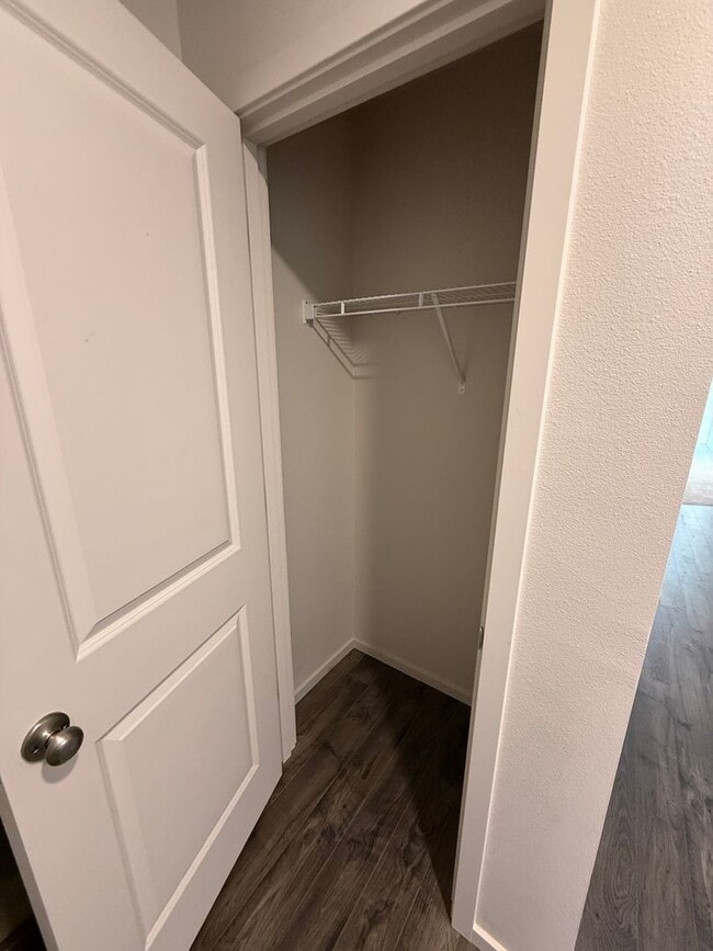 Building Photo - Beautiful 3 Bedroom 2 Bathroom Home Availa...