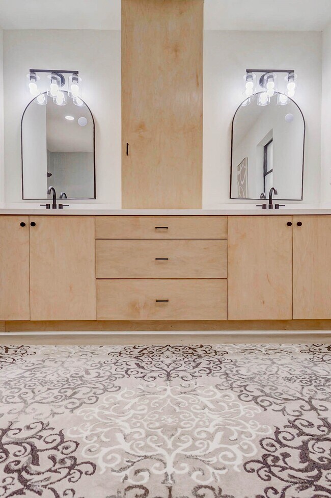 Building Photo - 10303 Chevy Chase Dr