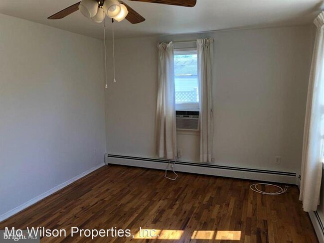 Building Photo - 4 br, 1 bath House - 1114 Burton Street