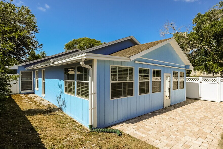 Building Photo - 1448 La Paloma Cir