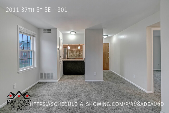 Building Photo - Spacious condo unit in well kept building.