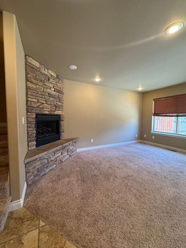 Building Photo - 605 Tamarack St