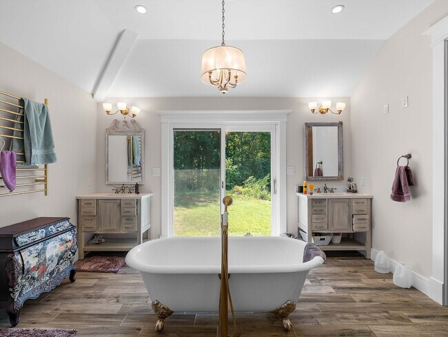 Building Photo - Stunning Oakton Retreat on a Sprawling 5-A...