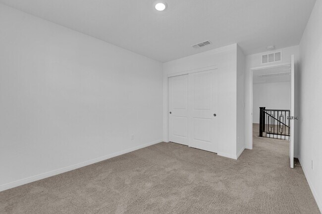 Building Photo - Don't miss out on this beautiful three-bed...