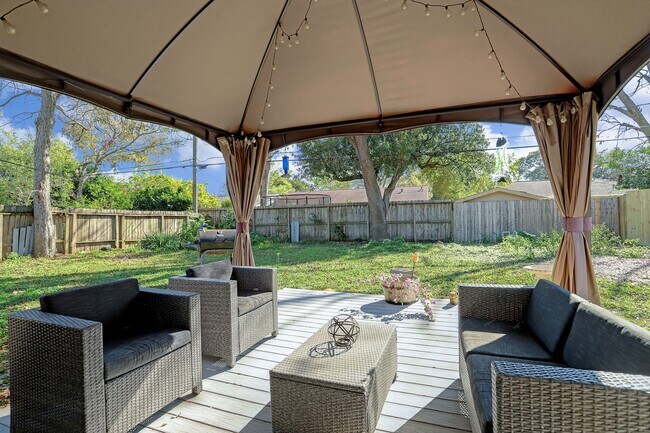 Building Photo - 5827 Farwell Dr